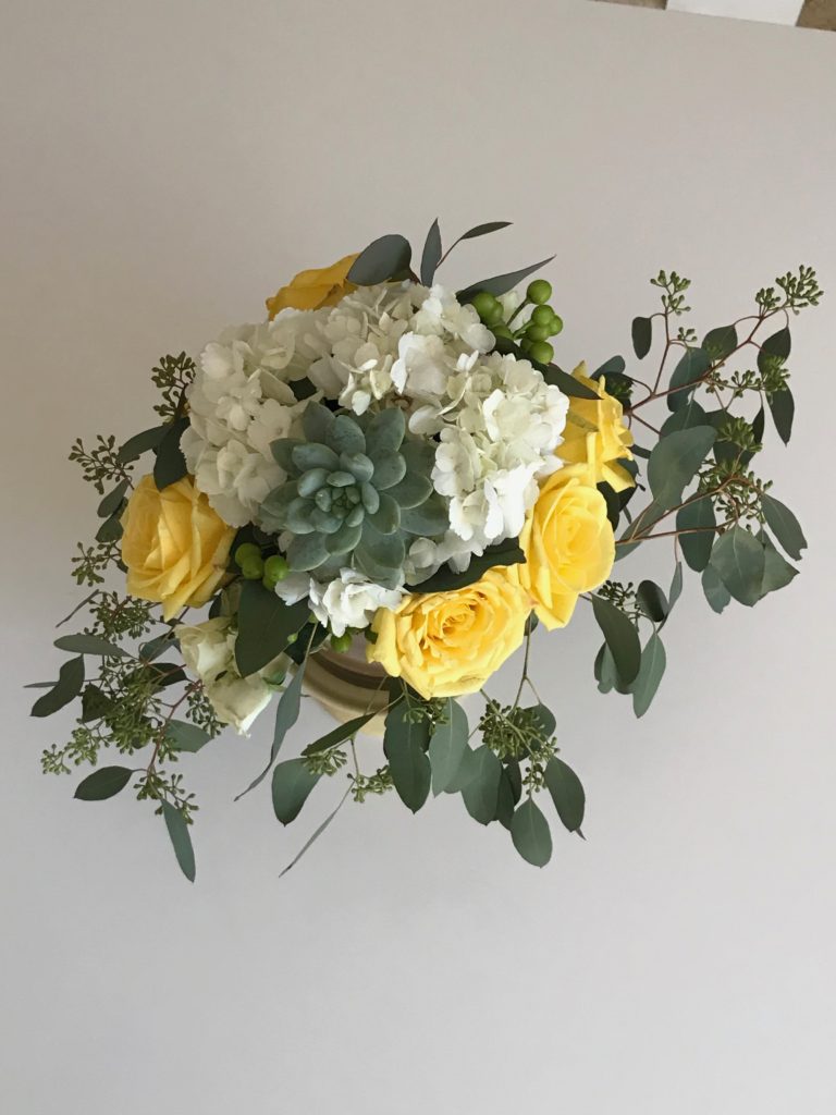 DIY flower arrangements. Visit www.savvysnowbirds for step by step instruction on how to make this beautiful flower arrangement. Perfect for you next tablescape.